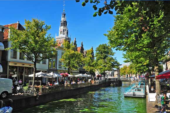 Restaurants open for business by Alkmaar's canal 